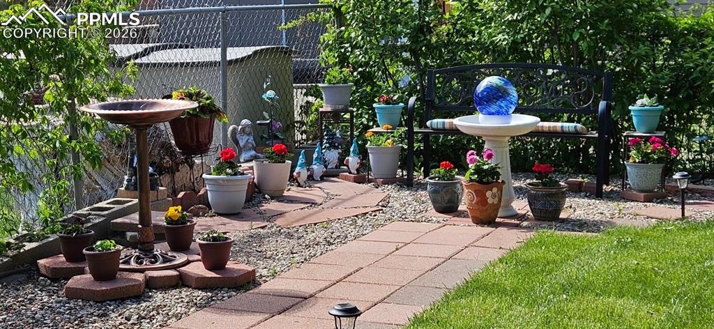 Image 40 of 42: Yard