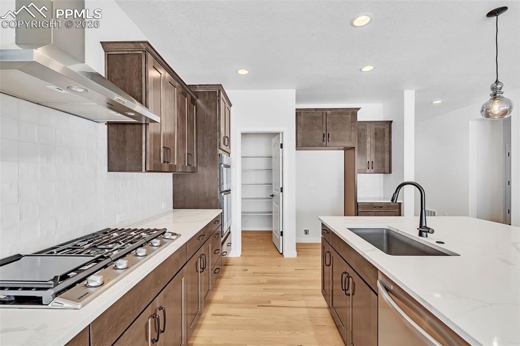 Image 3 of 8: Photos of similar model and may show upgrades not included