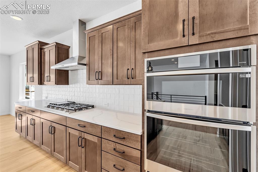 Image 4 of 8: Photos of similar model and may show upgrades not included