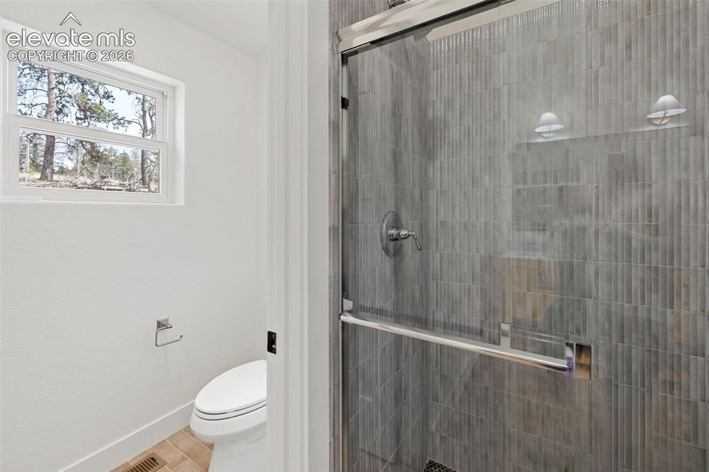 Image 16 of 50: Bathroom