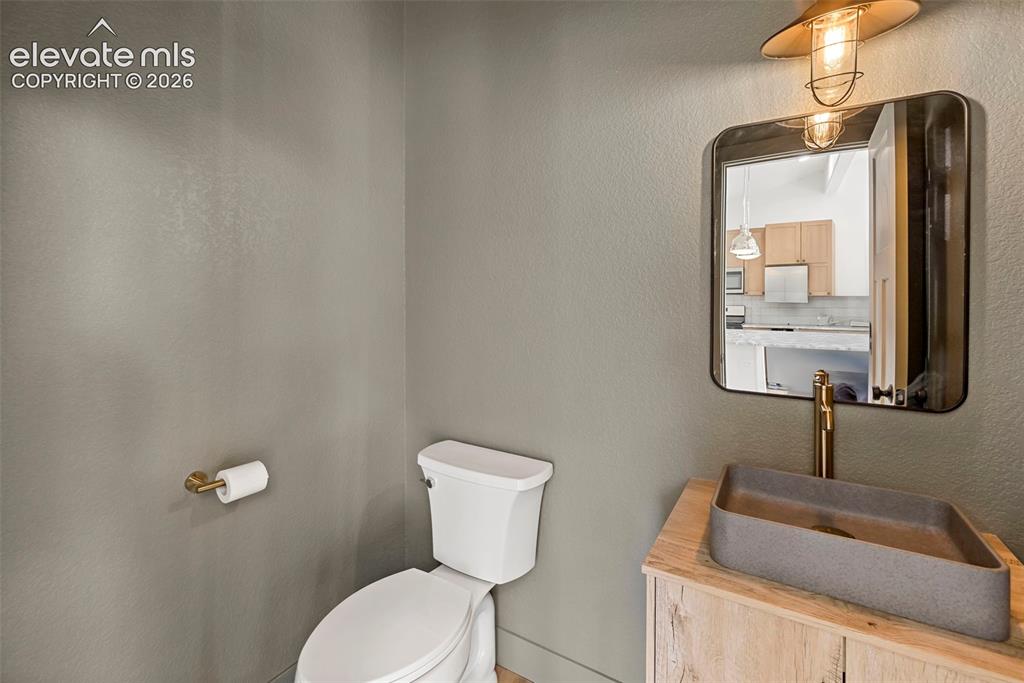 Image 18 of 50: Bathroom