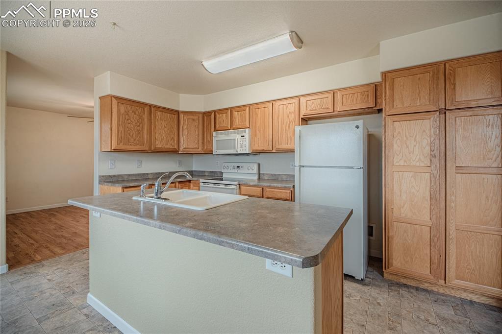 Image 10 of 49: Kitchen