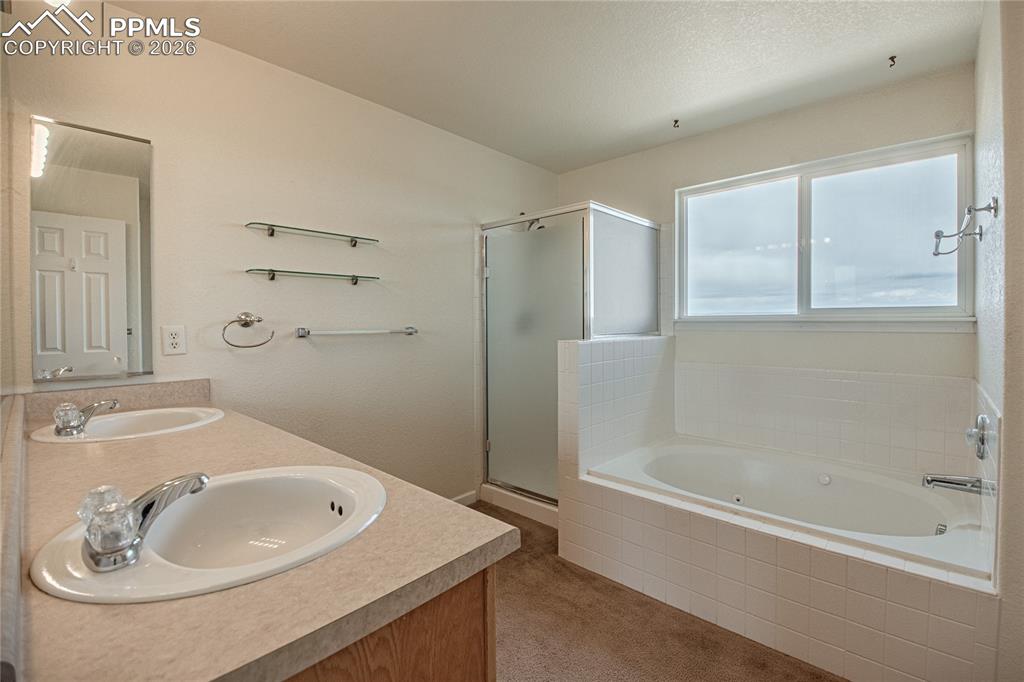 Image 22 of 49: Bathroom