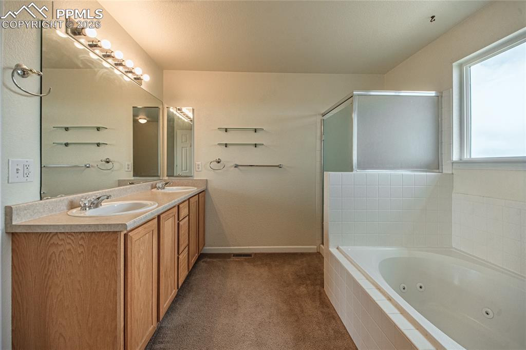 Image 23 of 49: Bathroom