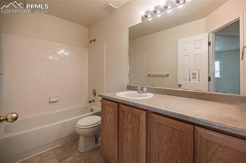 Image 28 of 49: Bathroom