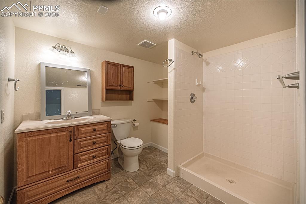 Image 32 of 49: Bathroom