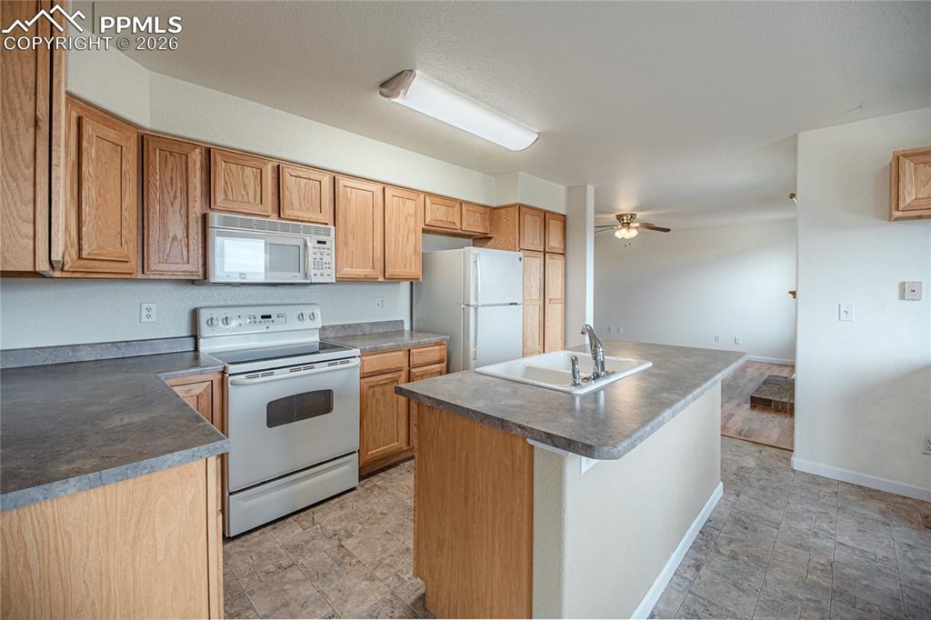 Image 7 of 49: Kitchen