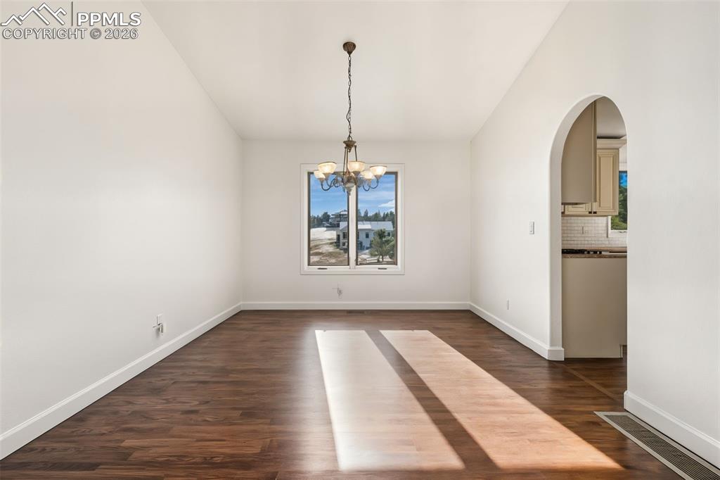 Image 17 of 44: Dining Area