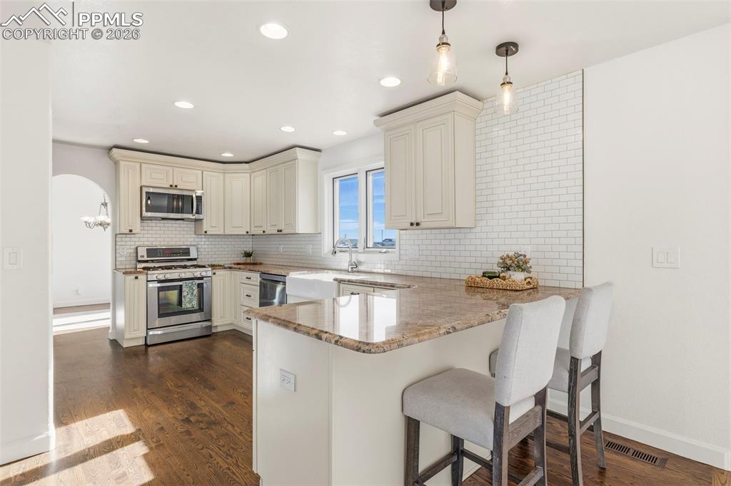 Image 19 of 44: Kitchen