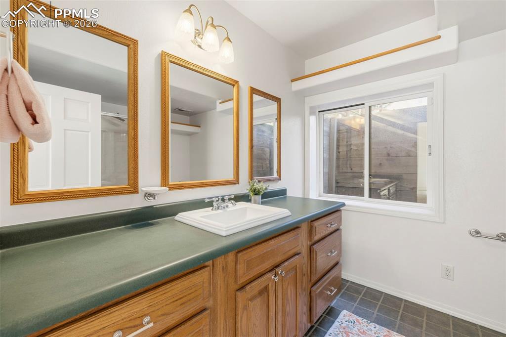 Image 33 of 44: Bathroom