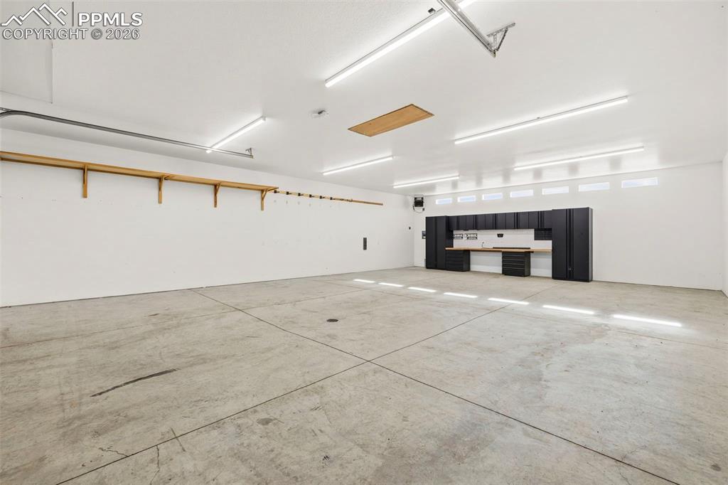 Image 37 of 44: Garage