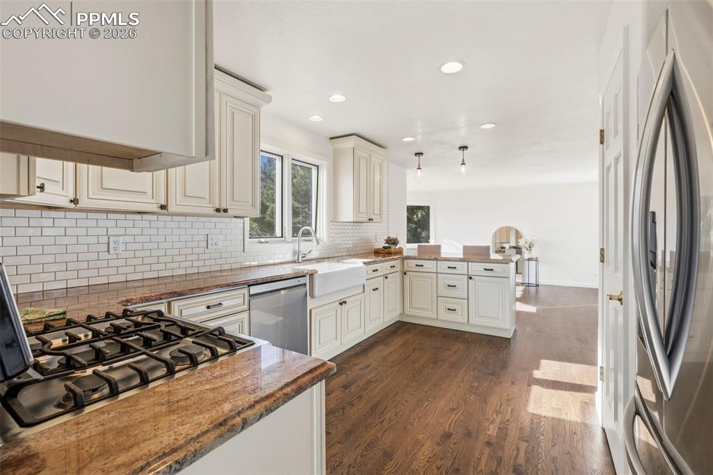 Image 7 of 44: Kitchen