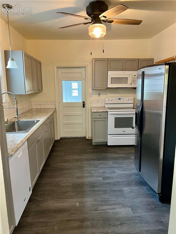 Image 11 of 14: Kitchen