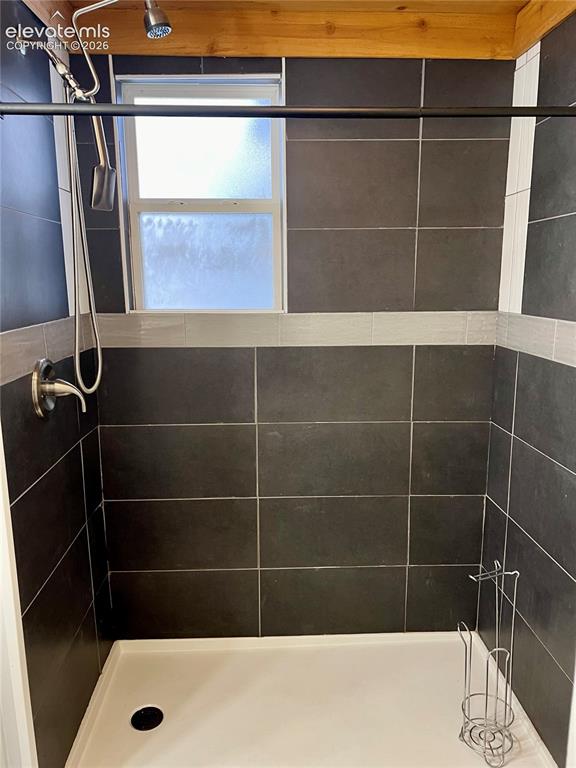 Image 7 of 14: Bathroom