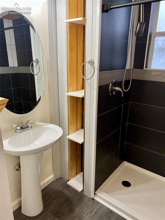 Image 8 of 14: Bathroom