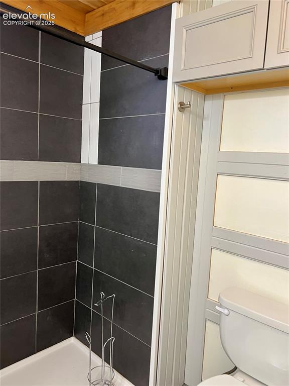 Image 9 of 14: Bathroom