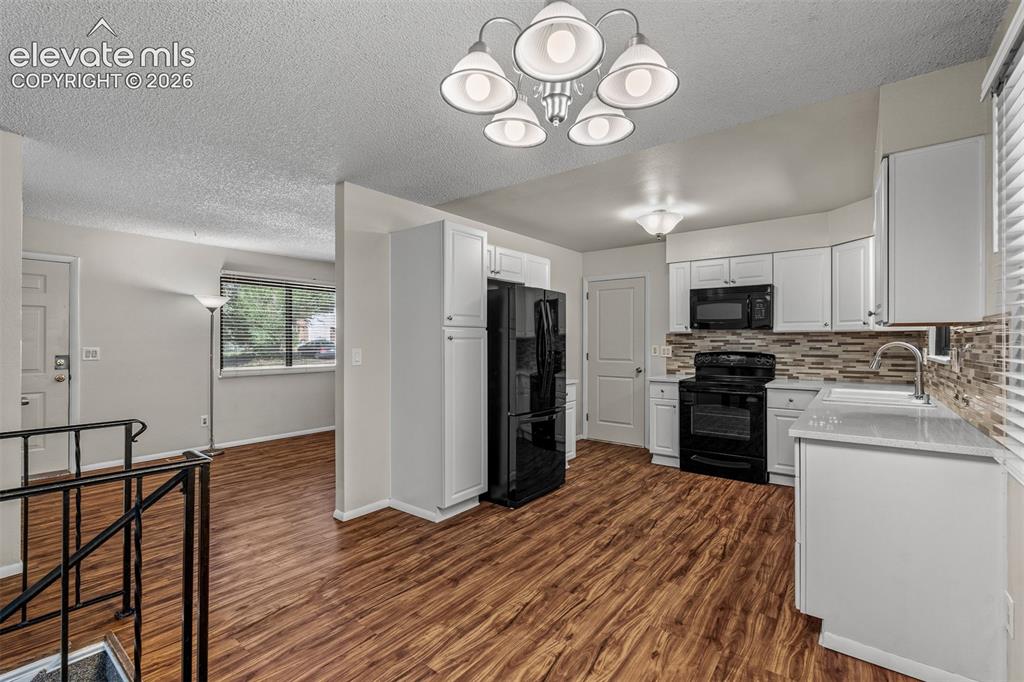 Image 11 of 47: Kitchen
