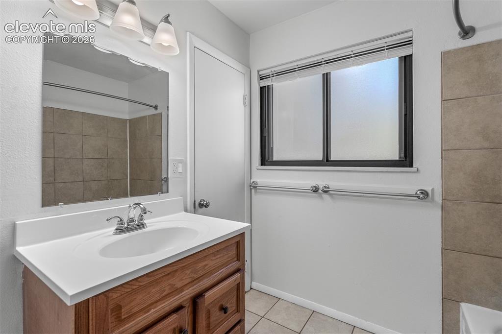 Image 17 of 47: Upper Level Bathroom