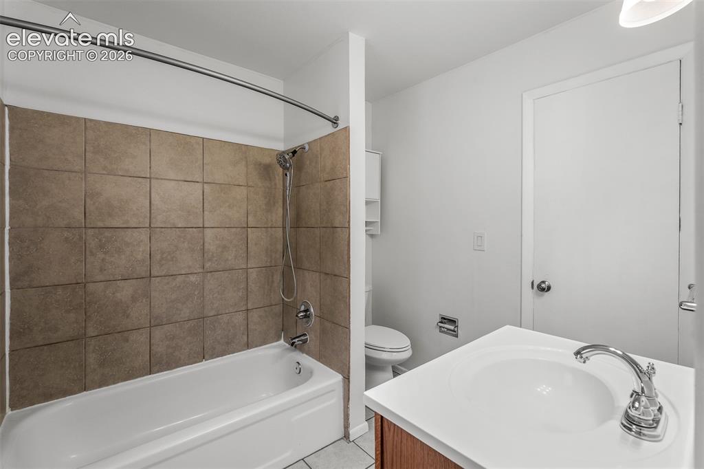 Image 18 of 47: Upper Level Full Bath