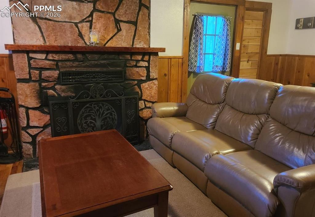 Image 10 of 13: Living Room