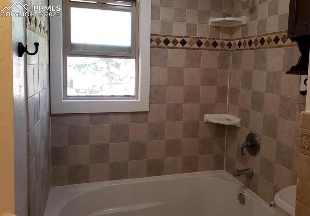 Image 12 of 13: Bathroom