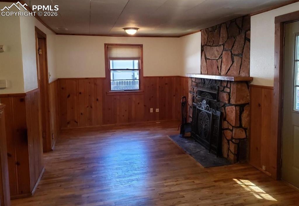 Image 5 of 13: Living Room