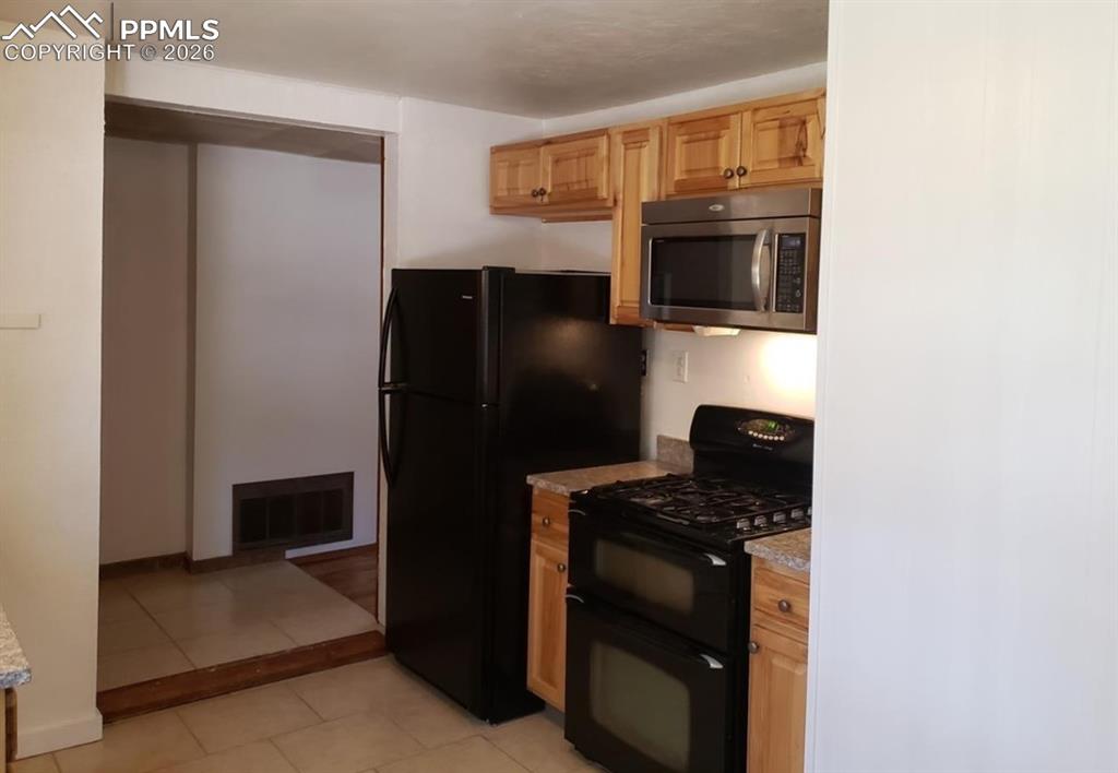 Image 7 of 13: Kitchen