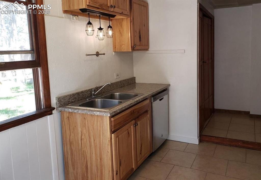 Image 8 of 13: Kitchen