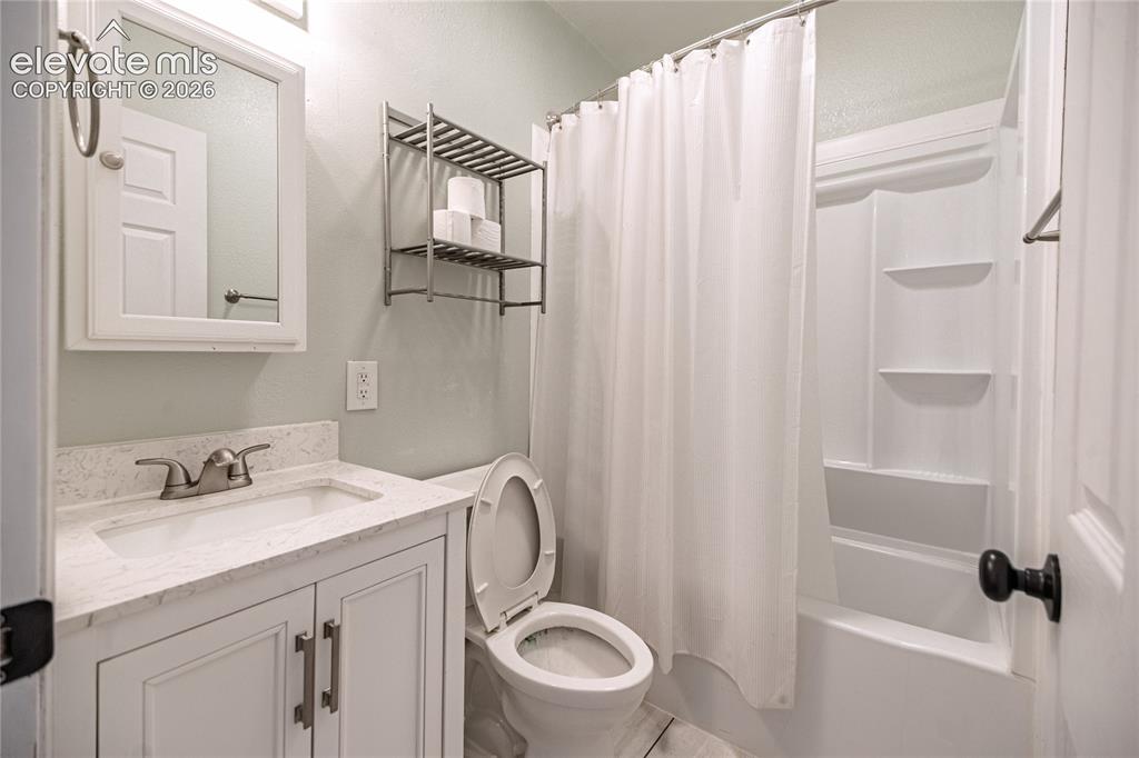 Image 21 of 48: Bathroom