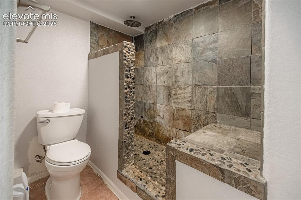 Image 33 of 48: Bathroom