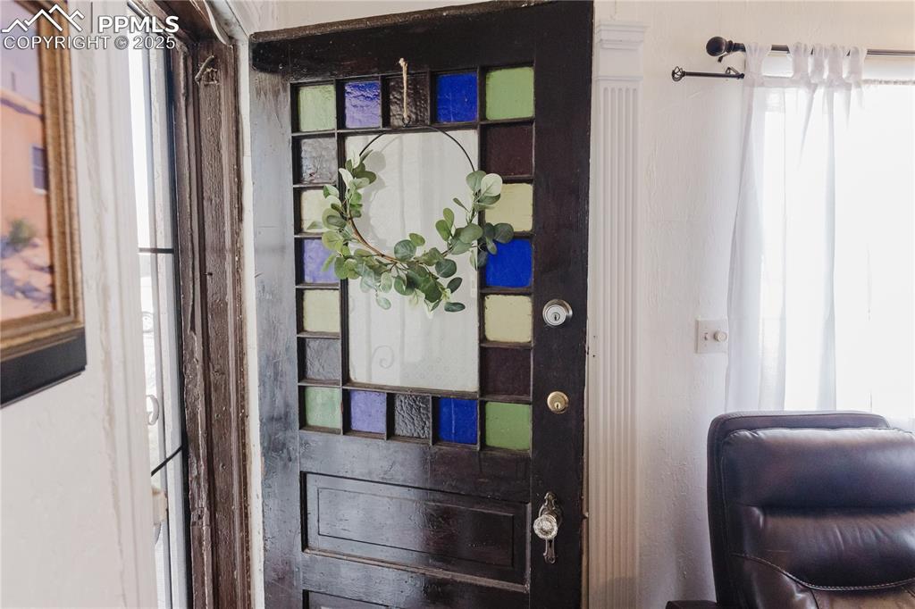Image 25 of 28: View of room details