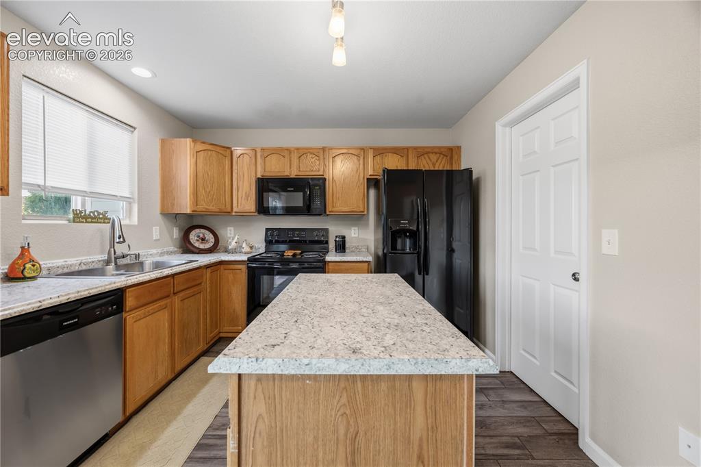 Image 10 of 45: Kitchen