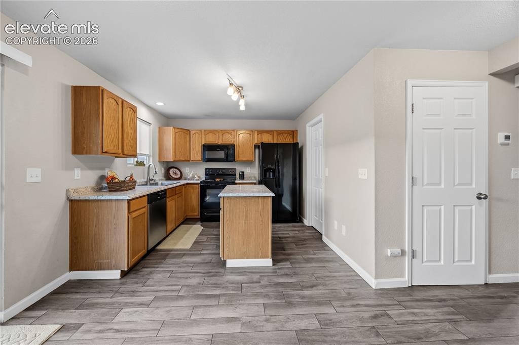 Image 11 of 45: Kitchen