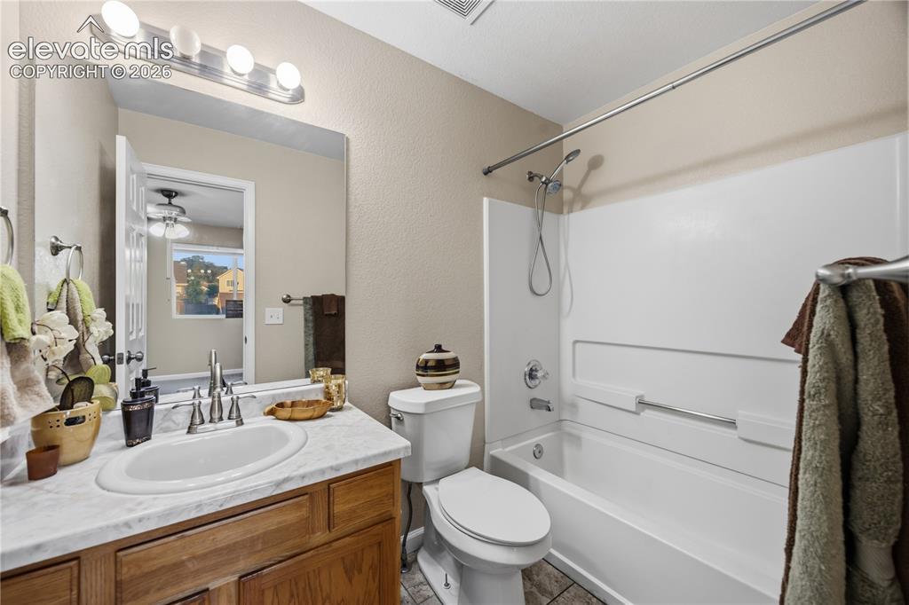 Image 19 of 45: Bathroom