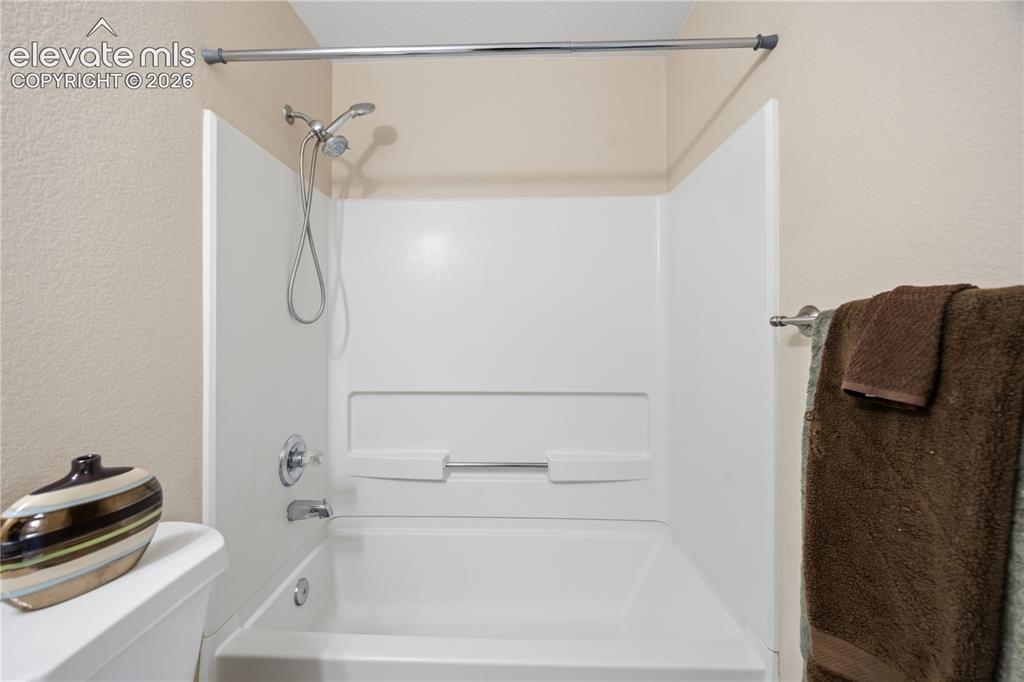 Image 20 of 45: Bathroom