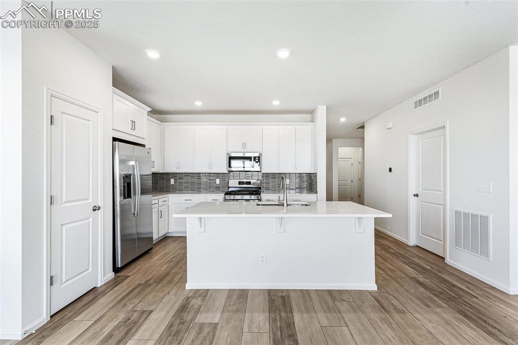 Image 13 of 32: Kitchen