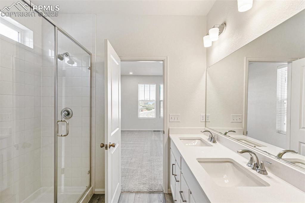 Image 18 of 32: Bathroom