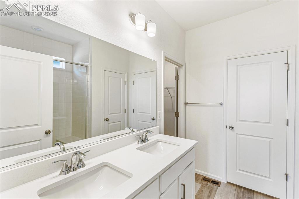 Image 19 of 32: Bathroom