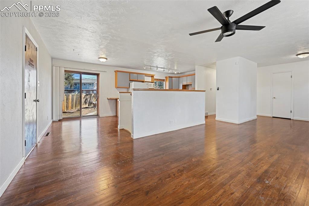 Image 4 of 30: Living Room