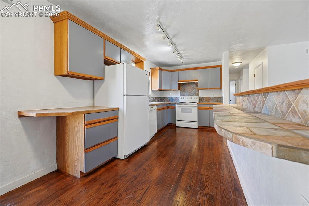 Image 7 of 30: Kitchen