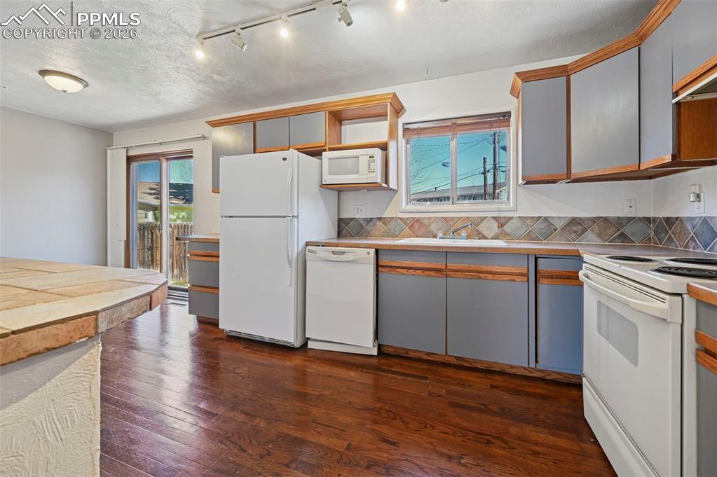 Image 8 of 30: Kitchen