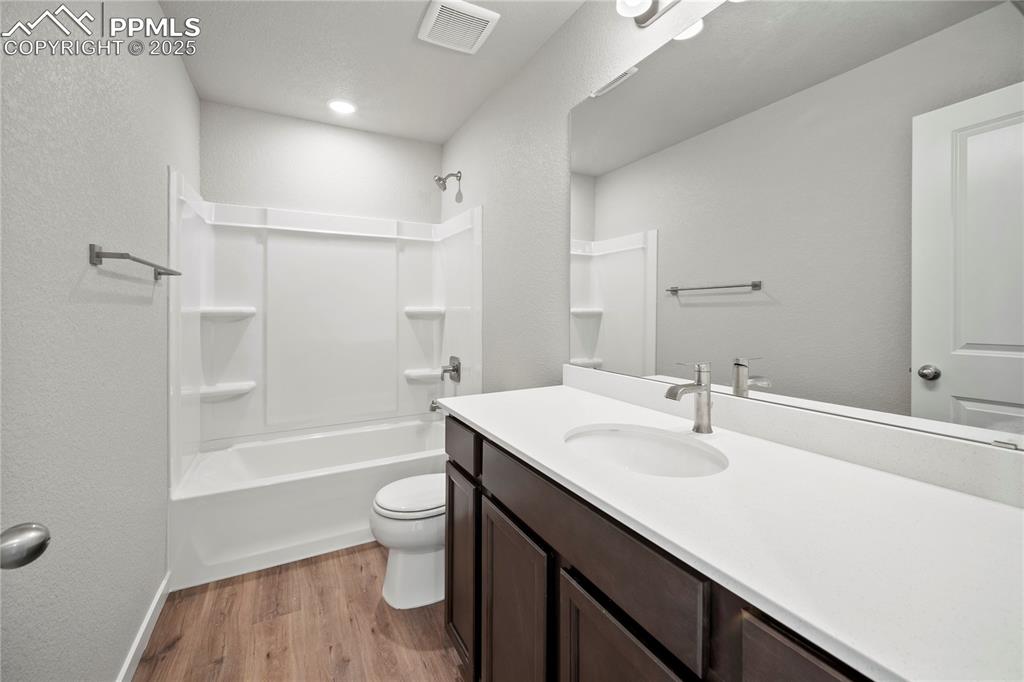 Image 20 of 32: Bathroom