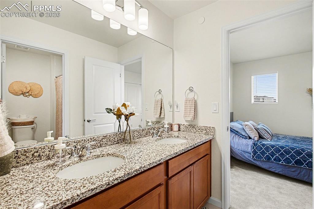 Image 12 of 23: jack and jill bath