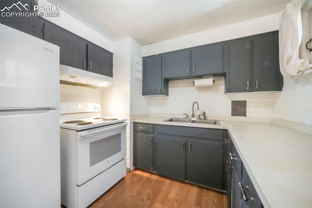 Image 10 of 46: Kitchen