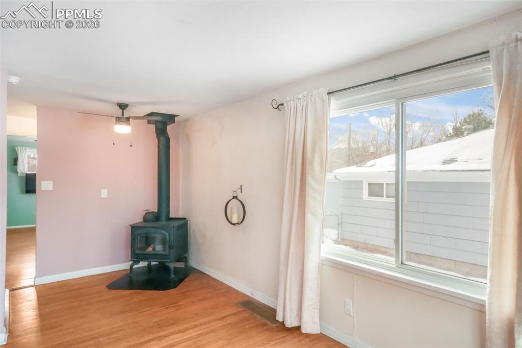 Image 18 of 46: Living Room