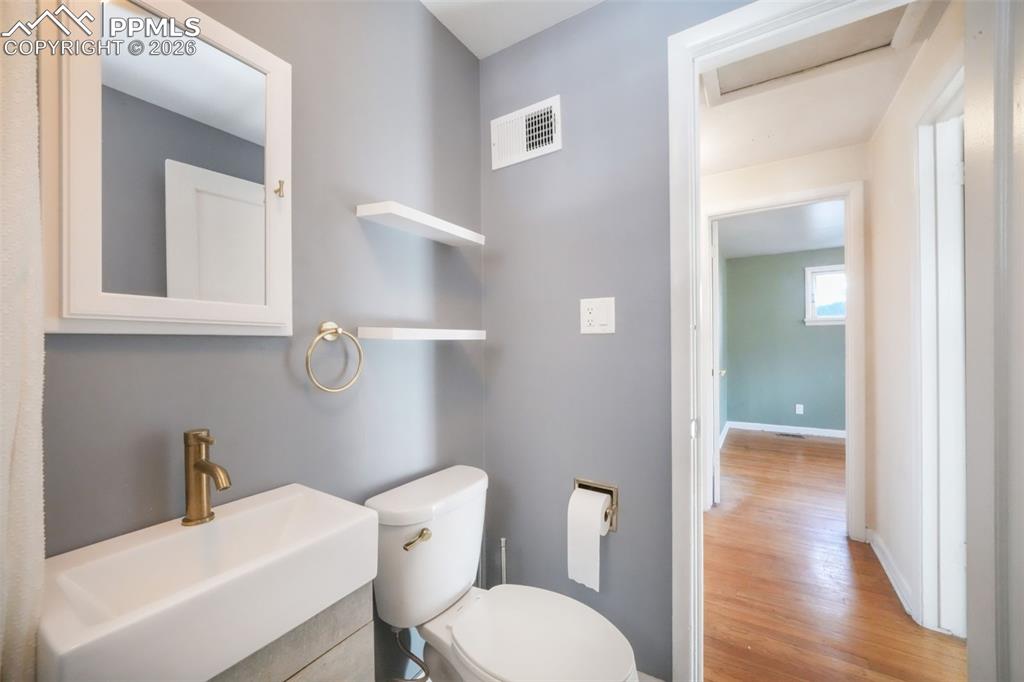 Image 20 of 46: Bathroom