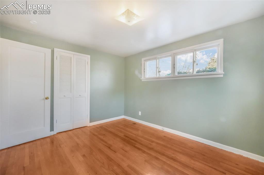 Image 21 of 46: Bedroom