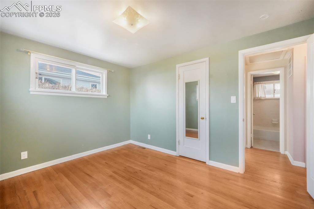 Image 22 of 46: Bedroom