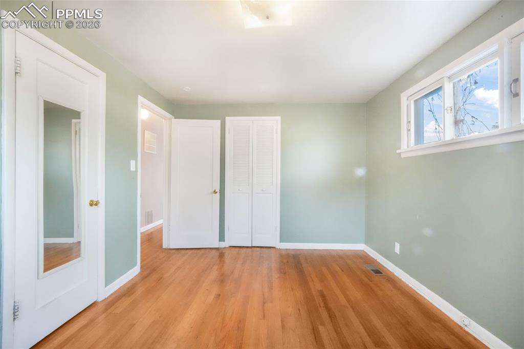 Image 25 of 46: Bedroom