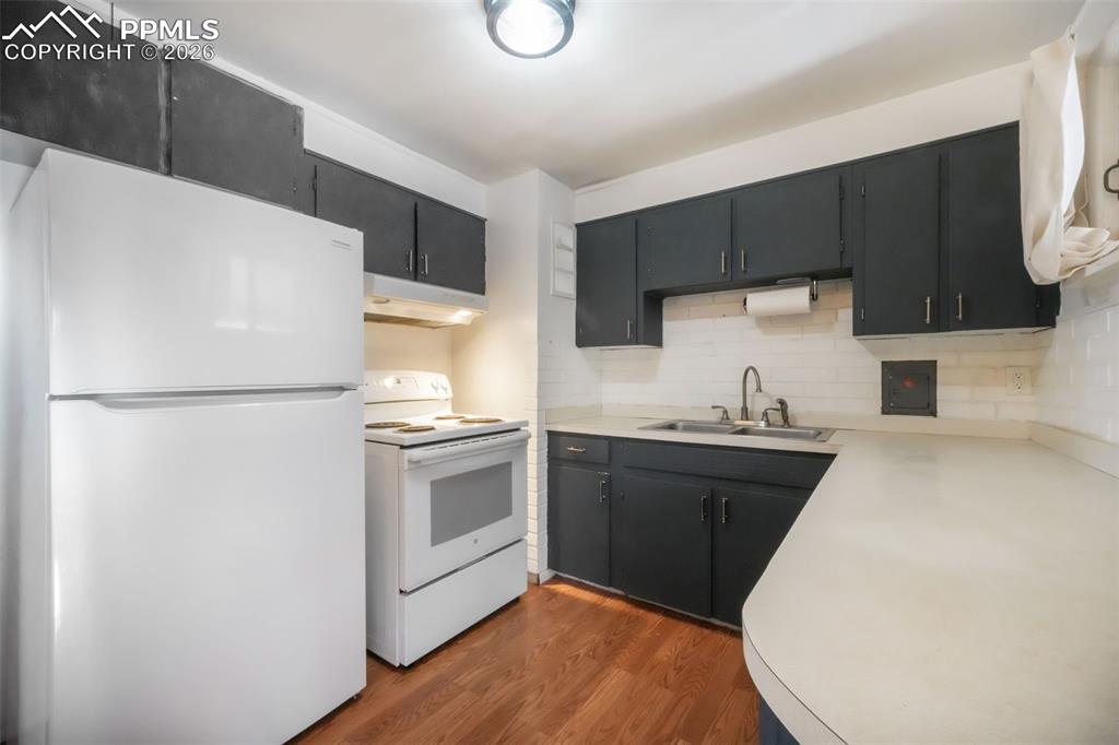 Image 7 of 46: Kitchen